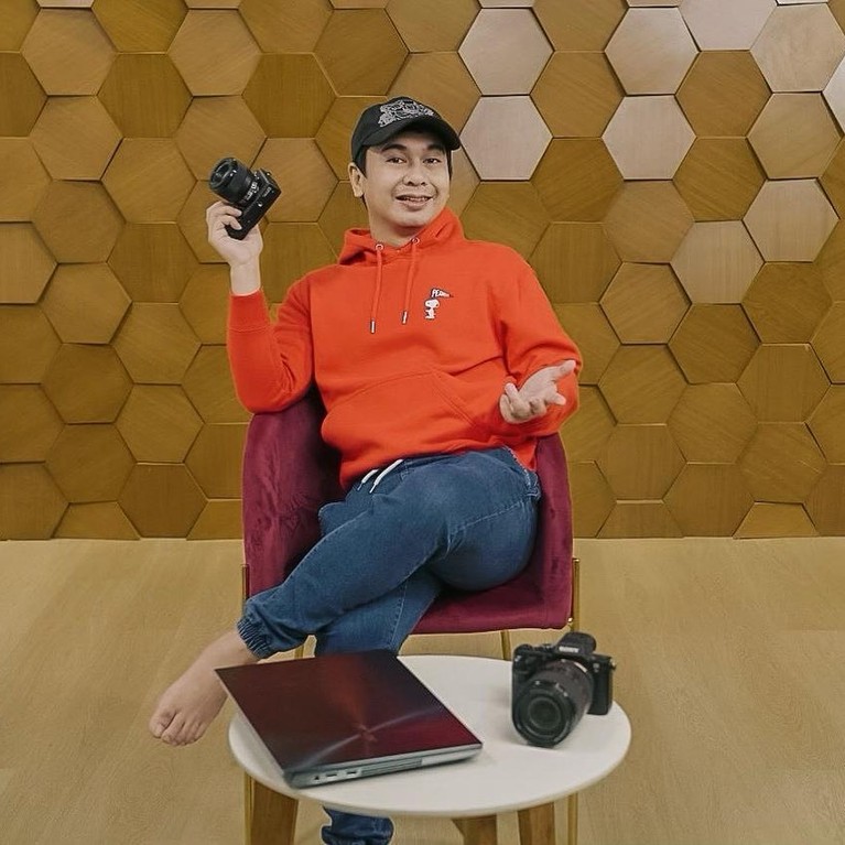 Raditya Dika Putri Raditya Dika, Alinea Ava Nasution berulang tahun yang ke-2. Raditya memberikan kado berupa saham. Yuk kita intip potretnya!