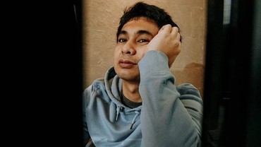 img-title Alami Teror Mistis, Raditya Dika Akui Ditindih Sosok Wanita saat Tidur