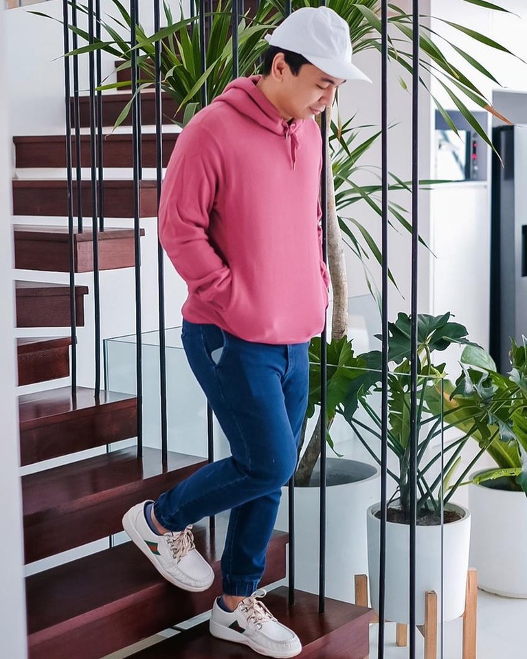 Raditya Dika Putri Raditya Dika, Alinea Ava Nasution berulang tahun yang ke-2. Raditya memberikan kado berupa saham. Yuk kita intip potretnya!