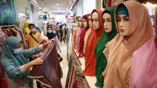 Kemenkes Klaim Pantau 3 Ribu Orang Positif Covid Jalan ke Mal Kementerian Kesehatan mengklaim pergerakan tiga ribu orang terinfeksi Covid-19 berusaha masuk mal tetap terpantau dalam sistem PeduliLindungi.