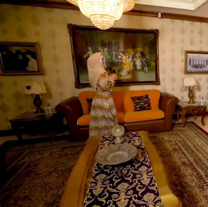 <p>Ruang tamu rumah mewah Ingrid Kansil didominasi warna coklat, kuning, dan krem, Bunda. Dalam ruangan juga terlihat lukisan-lukisan besar yang menghiasi dinding. (Foto: YouTube Trans7 Official)</p>
