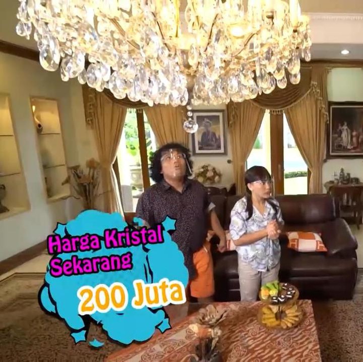 <p>Rumah Ingrid juga dihiasi dengan lampu-lampu kristal, Bunda. Ingrid mengaku, memesan kristal-kristal tersebut langsung dari Cekoslovakia, yang jika dirupiahkan harganya saat ini mencapai Rp200 juta, lho. (Foto: YouTube Trans7 Official)</p>