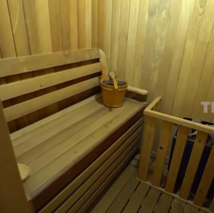 <p>Tak hanya itu, rumah Ingrid juga dilengkapi dengan ruang sauna, Bunda. Ruang sauna sengaja dibuat dekat dengan kolam renang karena setelah berenang biasanya Ingrid Kansil akan lanjut ke ruang sauna selama 15 menit. (Foto: YouTube Trans7 Official)</p>
