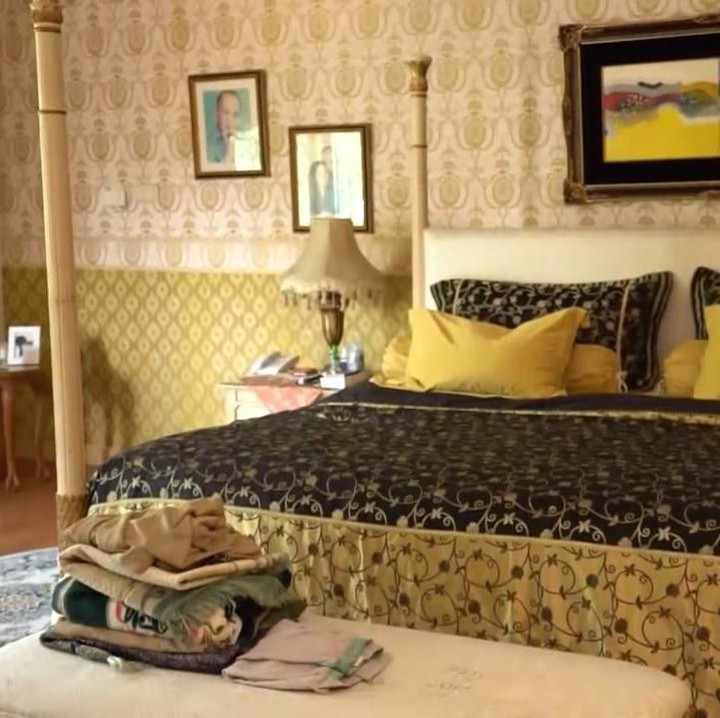<p>Kamar tidur Ingrid Kansil dan suami dipenuhi dengan warna kuning dan krem, Bunda. Bahkan, di dalam kamarnya terdapat meja kantor dan sofa. (Foto: YouTube Trans7 Official)</p>