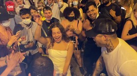 VIDEO: Aturan Jam Malam Berakhir, Warga Madrid Berpesta