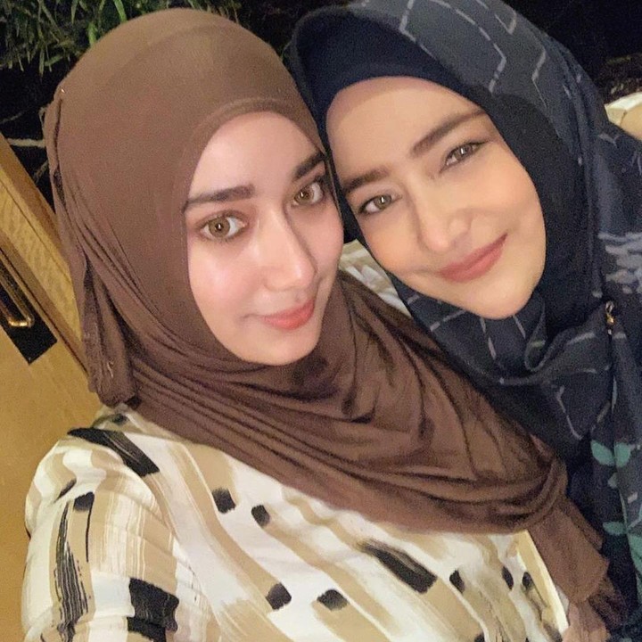 <p>Cindy Fatikasari merupakan istri aktor Tengku Firmansyah, Bunda. Ibu dari tiga anak ini juga memiliki penampilan yang cantik dan awet muda. Lihat saja potretnya dengan sang putri, Tengku Syaira Anataya, berikut. Keduanya seperti kakak adik juga kan, Bunda? (Foto: Instagram)</p>