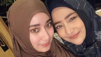 <p>Cindy Fatikasari merupakan istri aktor Tengku Firmansyah, Bunda. Ibu dari tiga anak ini juga memiliki penampilan yang cantik dan awet muda. Lihat saja potretnya dengan sang putri, Tengku Syaira Anataya, berikut. Keduanya seperti kakak adik juga kan, Bunda? (Foto: Instagram)</p>