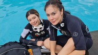 <p>Selanjutnya ada Wulan Guritno dan putrinya, Shalom Razade, Bunda. Wanita kelahiran London 40 tahun silam ini memiliki pesona yang diturunkan pada Shalom. Jika keduanya berada dalam satu potret yang sama, siapa sangka bahwa mereka merupakan pasangan ibu dan anak? (Foto: Instagram)</p>