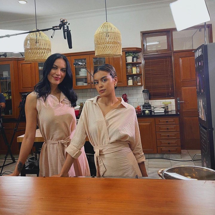 <p>Sophia Latjuba tentunya turut masuk dalam daftar sebagai ibu awet muda. Lihat saja potretnya bersama Eva Celia berikut, keduanya bahkan tampak seperti teman beda usia beberapa tahun, ya? (Foto: Instagram)</p>