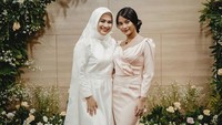 <p>Ikke Nurjannah juga tak kalah awet muda dan cantik seperti anak perempuannya, Siti Adira Kania. Potret berikut menjadi bukti bahwa keduanya terlihat seperti kakak dan adik ya, Bunda. (Foto: Instagram)</p>