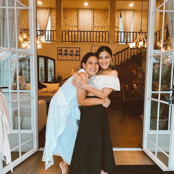 <p>Lydia Ruth Elizabeth Kandou atau yang akrab dikenal Lydia Kandou merupakan artis kelahiran 1963. Meski begitu, ia tetap tampak cantik dan seperti kakak adik saat foto dengan salah seorang anak perempuannya, Naysila Mirdad seperti berikut. (Foto: Instagram)</p>