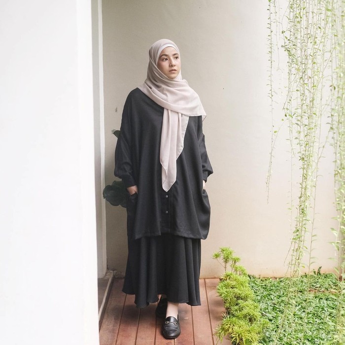 Atasan oversized enggak akan mengurangi kecantikan rok panjangmu yang memiliki warna senada. Kamu bisa tetap tampil manis dengan gaya satu ini, Ladies. Berikan hijab berwarna terang untuk outfit yang gelap. (foto: instagram.com/natasharizynew)
