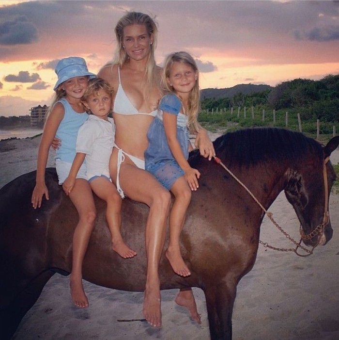 Bella Hadid mengunggah banyak foto, salah satunya adalah foto masa kecilnya bersama ibu, Yolanda Hadid beserta Gigi dan Anwar saat berkuda bersama. Sepertinya keluarga ini terlihat selalu kompak. (Foto: instagram.com/bellahadid)