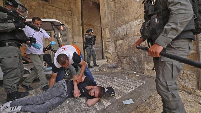 Netanyahu Klaim Bentrokan di Al-Aqsa Terpaksa demi Ketertiban PM Israel, Benjamin Netanyahu, mengklaim bentrokan di Masjid Al-Aqsa, Yerusalem, terjadi karena mereka mempertahankan hak atas kedaulatan wilayah itu.