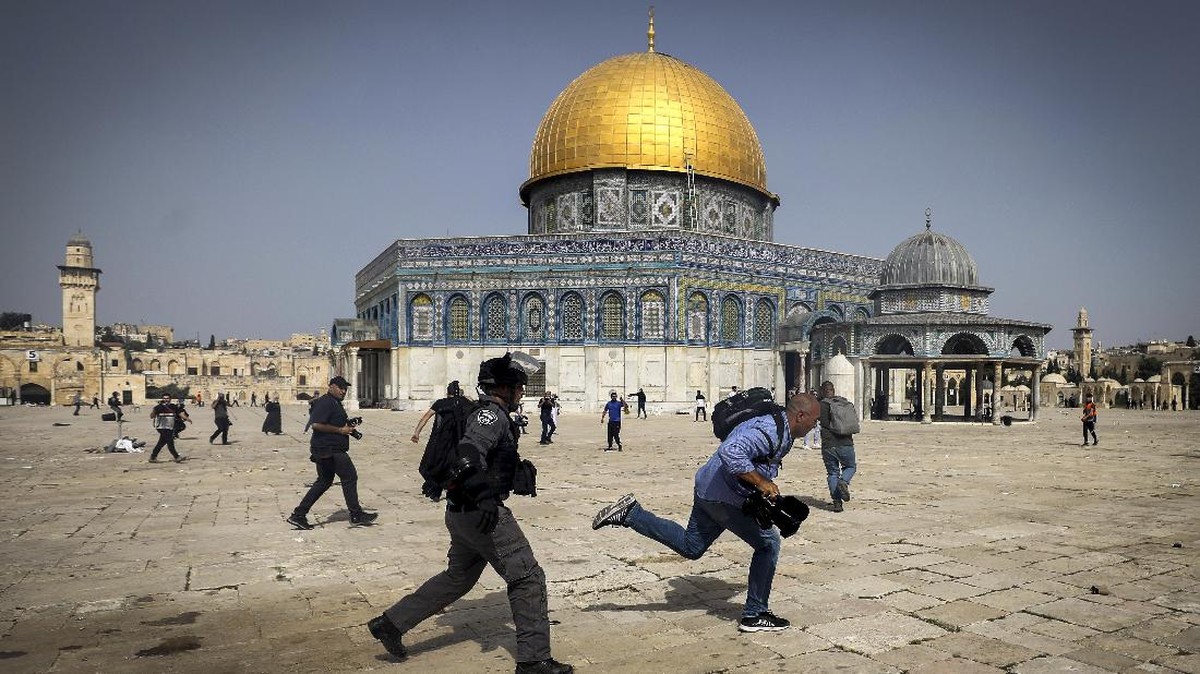 FOTO: Bentrok Lanjutan Israel dan Warga Palestina di Al-Aqsa