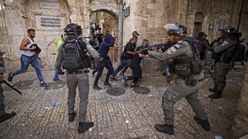 FOTO: Bentrok Lanjutan Israel dan Warga Palestina di Al-Aqsa