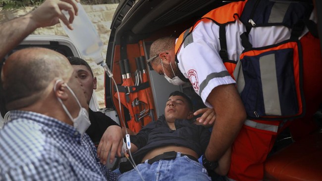 FOTO: Bentrok Lanjutan Israel dan Warga Palestina di Al-Aqsa