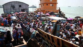 FOTO: Perjuangan Warga Bangladesh demi Mudik Lebaran