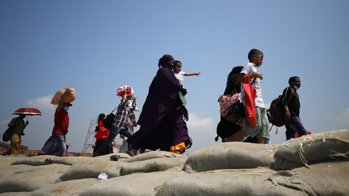 FOTO: Perjuangan Warga Bangladesh demi Mudik Lebaran