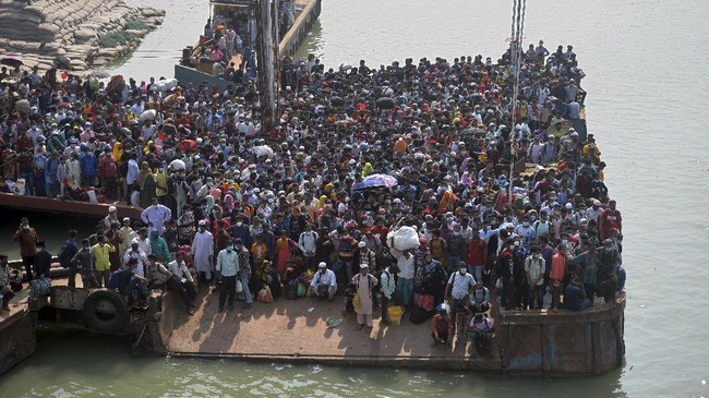 FOTO: Perjuangan Warga Bangladesh demi Mudik Lebaran