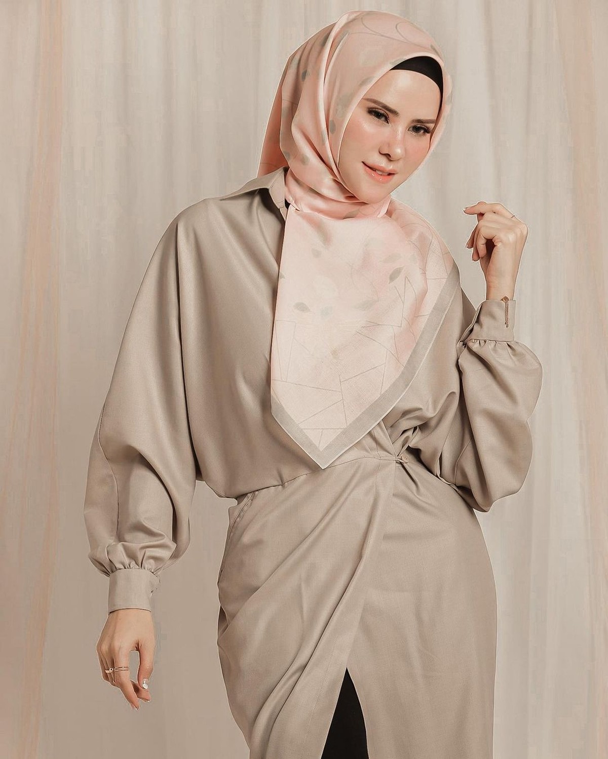 Penampilan Artis Mualaf Saat Memakai Hijab Bikin Adem