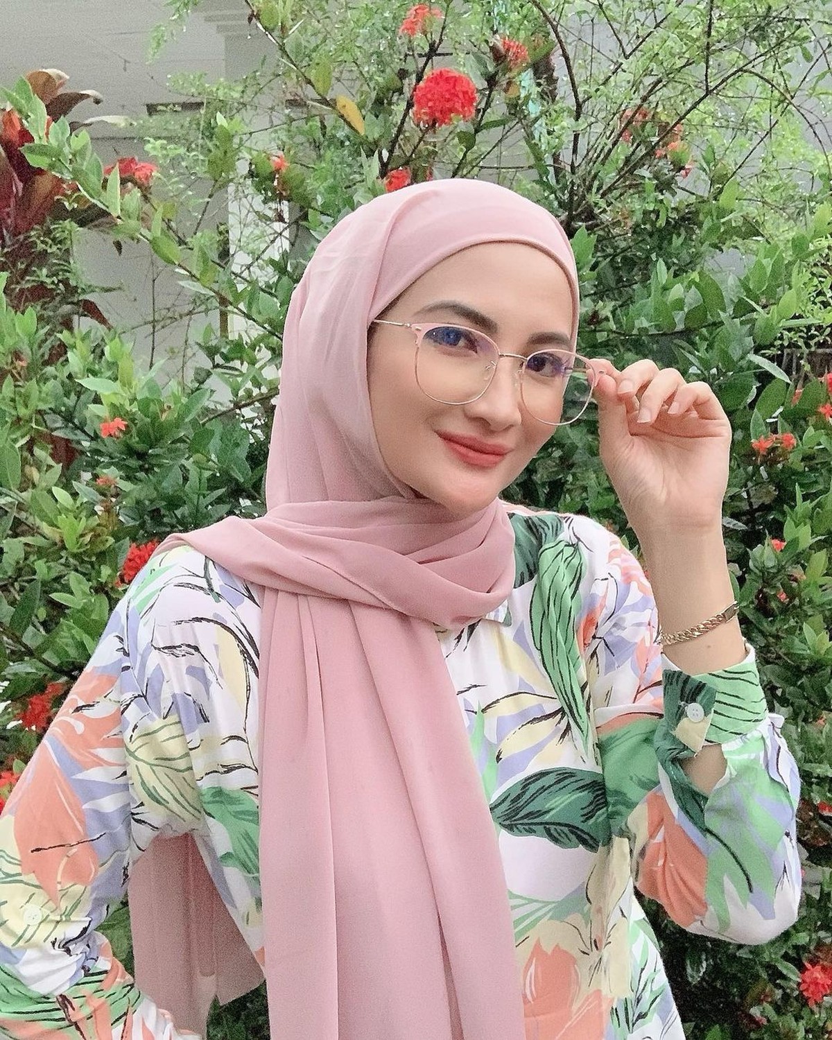 Penampilan Artis Mualaf Saat Memakai Hijab Bikin Adem