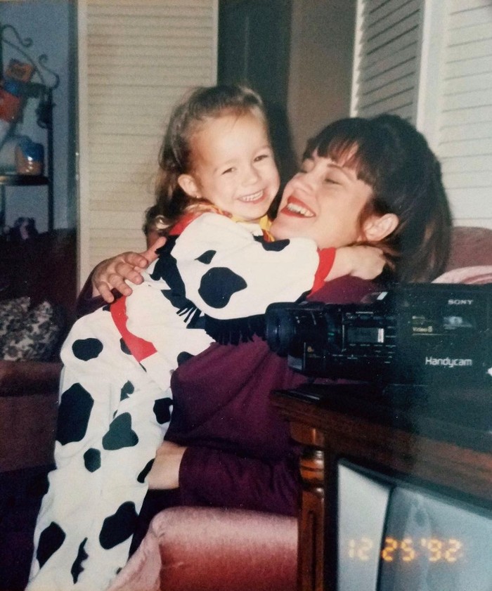 Brie Larson pun ikut memperingati Mother's Day dengan mengunggah foto masa kecilnya bersama ibunya. Pemeran Captain Marvel ini mengenakan kostum bermotif sapi dan terlihat ceria tertawa bersama sang ibu. (Foto: instagram.com/brielarson)