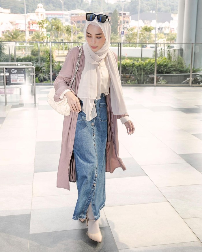 Buat kamu yang suka tampil kalem tapi tetap boyish bisa banget memadukan jeans skirt dengan atasan warna putih. Cocok menemani perjalanan silaturahmi di hari yang fitri. Tambahkan outer untuk mempermanis. (foto: instagram.com/hamidahrachmayanti)
