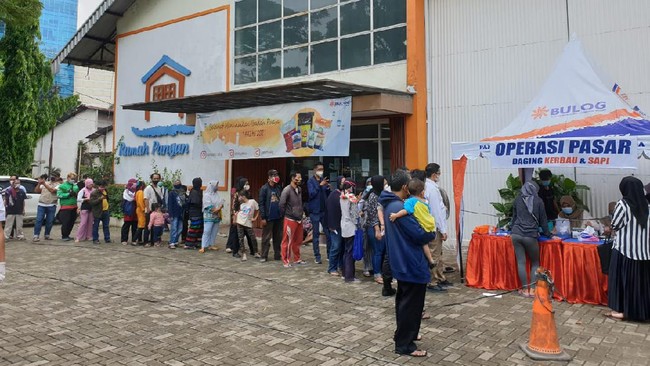 Perum Bulog kembali menggelar operasi pasar daging beku di Jakarta guna memastikan ketersediaan pasokan pangan khususnya daging beku menjelang Lebaran.