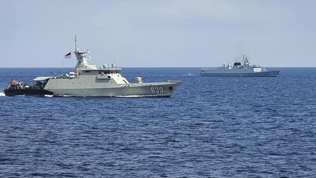 TNI AL Gelar Latihan Bersama AL China di Perairan Laut Jawa Pangkoarmada I, Laksda Abdul Rasyid menyebut latihan dengan Angkatan Laut China merupakan kegiatan yang lumrah dilaksanakan oleh angkatan laut sejumlah negara.