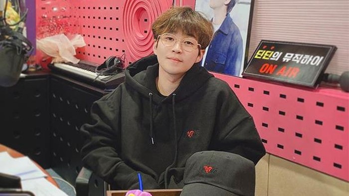 Rapper Dindin Beri Mobil Mewah untuk Hadiah Ulang Tahun Pernikahan Orang Tuanya