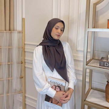 4 Gaya Hijab Segiempat Simple Tapi Cantik Saat Lebaran