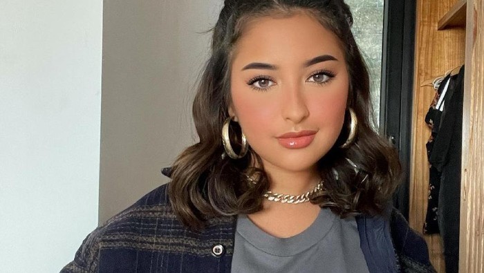 7 Tips Outfit untuk Tubuh Mungil ala Jennifer Coppen