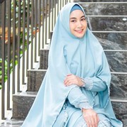 7 Warna Gamis yang Bikin Wajah Auto Cerah dan Glowing Saat Lebaran