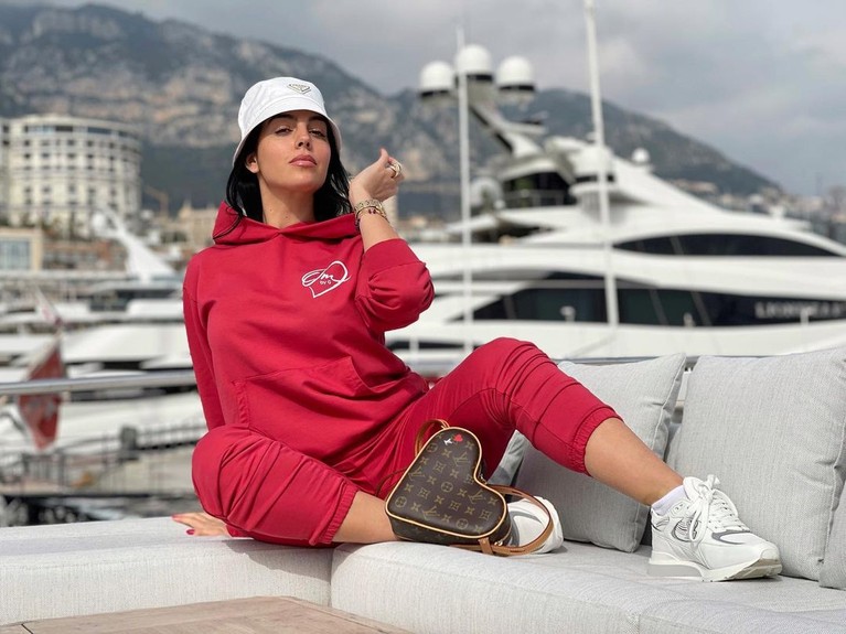 Georgina Rodriguez Georgino Rodriguez tunangan pesepakbola Cristiano Ronaldo yang cantik dan menawan. Yuk kita intip potretnya!