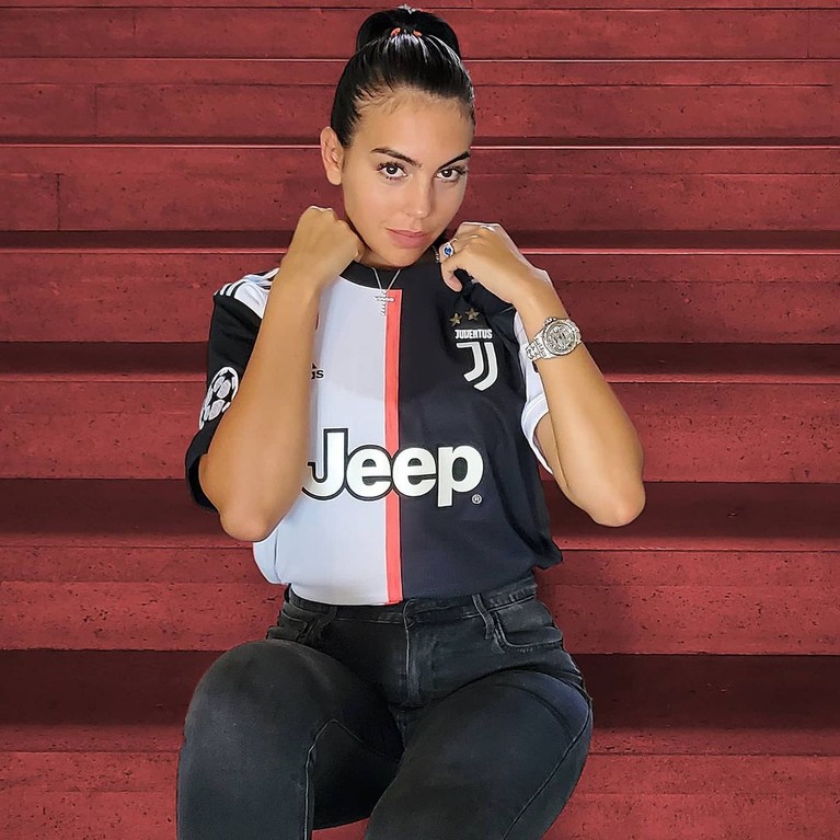 Georgina Rodriguez Georgino Rodriguez tunangan pesepakbola Cristiano Ronaldo yang cantik dan menawan. Yuk kita intip potretnya!