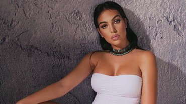 img-title Tunangan dengan Cristiano Ronaldo, Georgina Tampil Seksi Pakai Baju Renang