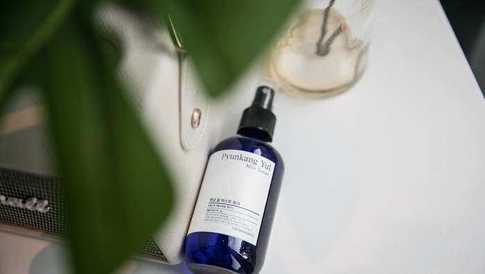 5 Hydrating Toner dengan Kemasan Botol Spray yang Praktis Digunakan