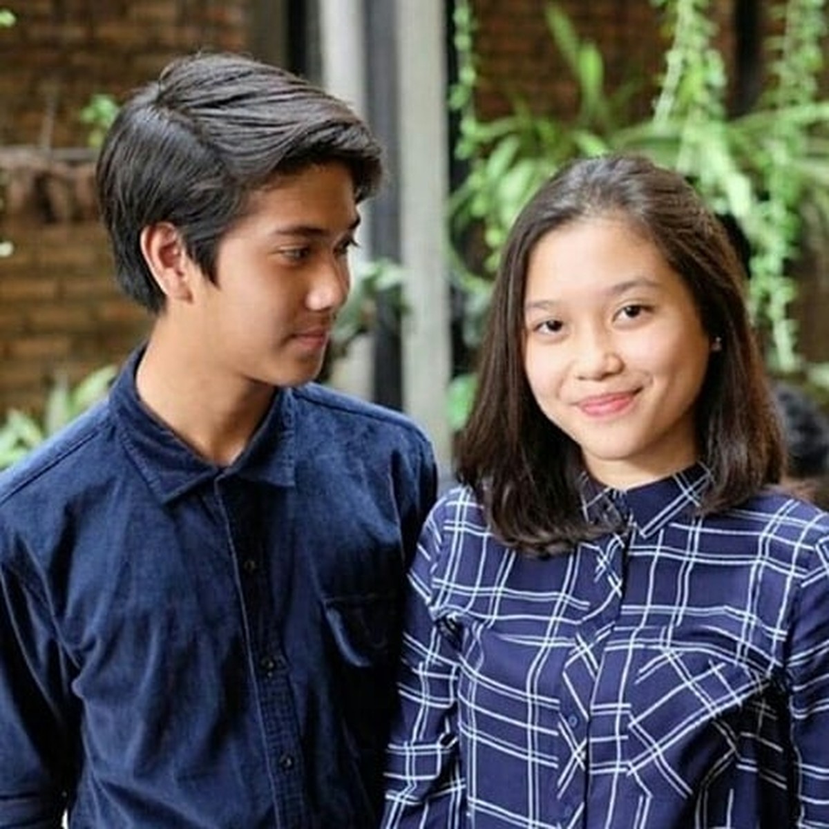 Gaya pacaran Iqbaal Ramadhan dan Zidny Latifa membuat netizen baper&period; Yuk kita intip kebersamaan mereka&excl;