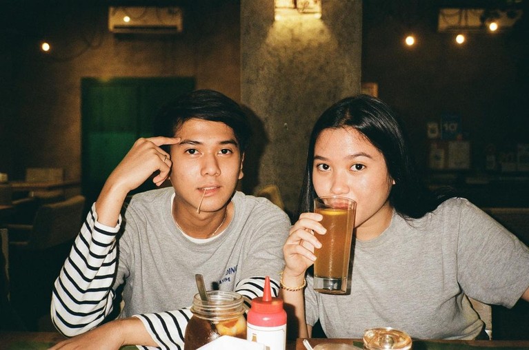 Iqbaal Ramadhan dan Zidny Lathifa Gaya pacaran Iqbaal Ramadhan dan Zidny Latifa membuat netizen baper. Yuk kita intip kebersamaan mereka!