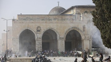 Palestinians clash with Israeli security forces at the Al Aqsa Mosque compound in Jerusalem's Old City Monday, May 10, 2021. Israeli police clashed with Palestinian protesters at a flashpoint Jerusalem holy site on Monday, the latest in a series of confrontations that is pushing the contested city to the brink of eruption. Palestinian medics said at least 180 Palestinians were hurt in the violence at the Al-Aqsa Mosque compound, including 80 who were hospitalized. (AP Photo/Mahmoud Illean)