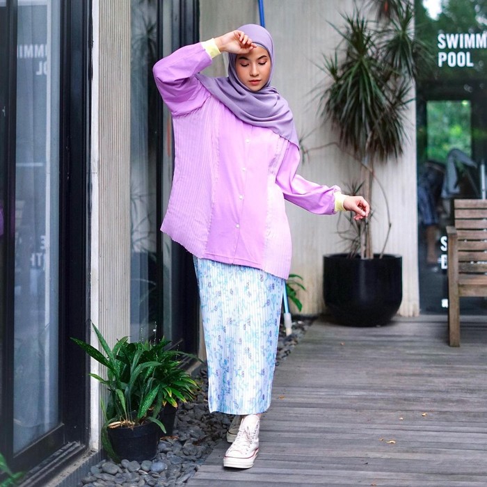 Jangan pernah ragu memakai outfit bermotif. Padukan saja bagian terkecil dalam motif sebagai atasan. Agar lebih manis kamu bisa menggunakan atasan oversized dengan hijab senada buat rok yang cenderung kecil. (foto: instagram.com/natasharizkynew)