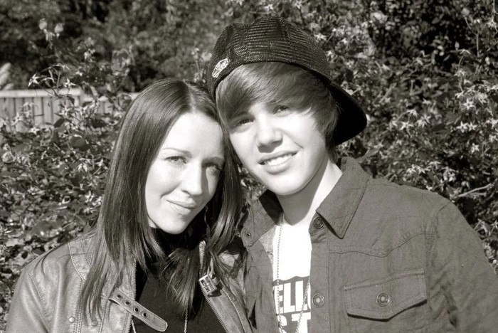 Justin Bieber melalui akun Instagramnya mengunggah foto masa awal kariernya sebagai penyanyi untuk mengucapkan terima kasih kepada sang ibu atas segala pengorbanannya selama ini. (Foto: instagram.com/justinbieber)