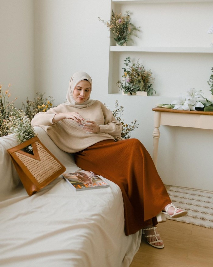 Kamu memang enggak perlu ribet lagi buat tampil cantik. Style ala Dwi Handayani ini bisa banget kamu contek di hari raya. Paduan warna earth tone dari rok dan oversized sweater memang enggak pernah gagal. (foto: instagram.com/dwihandaanda)