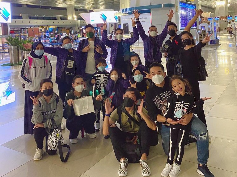 Keluarga Anang Hermansyah Berangkat Ke Dubai Keluarga Anang Hermansyah berangkat ke Dubai pada minggu (9/5). Yuk kita intip momen keberangkatan mereka!