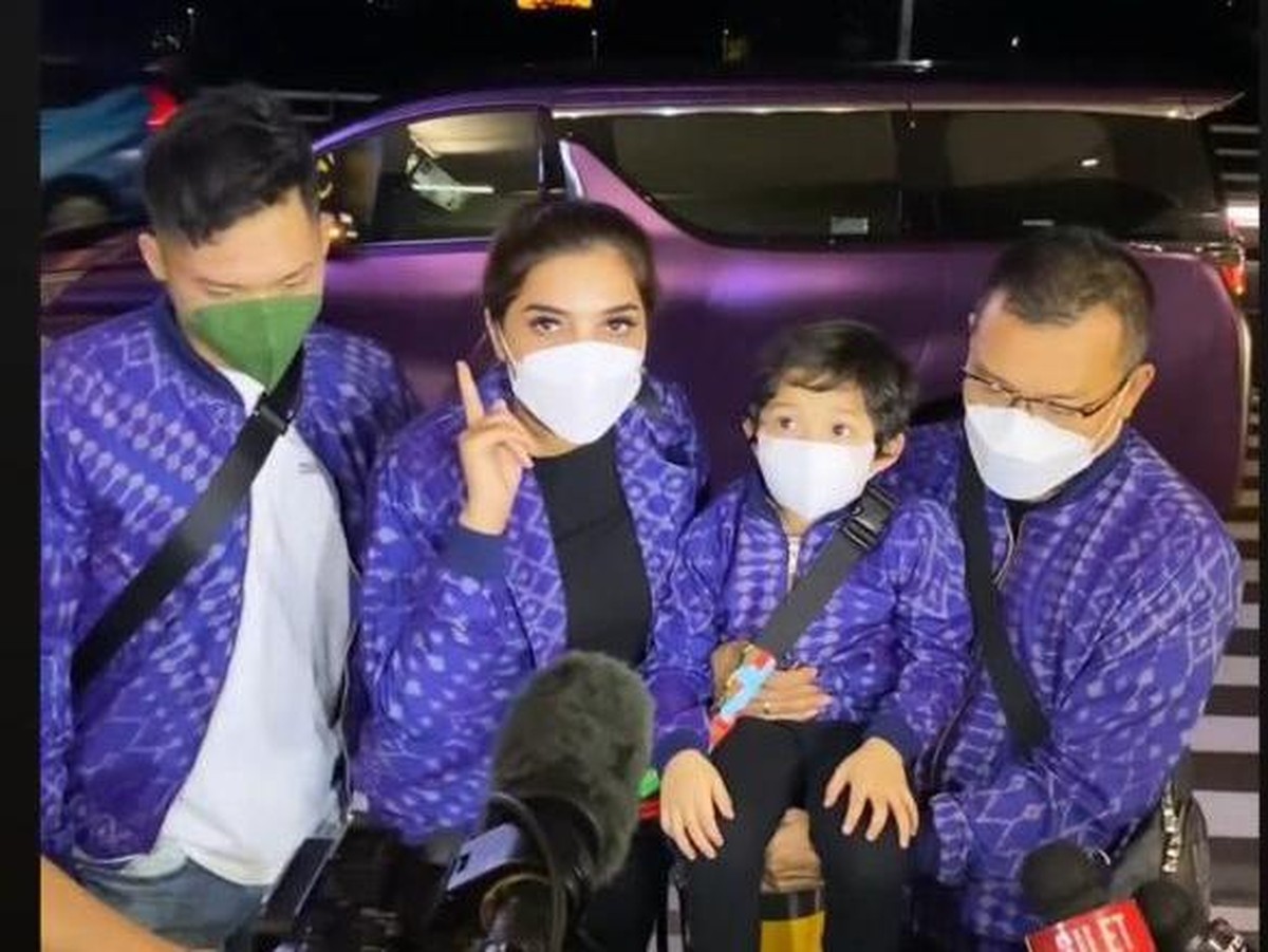 Keluarga Anang Hermansyah berangkat ke Dubai pada minggu &lpar;9&sol;5&rpar;&period; Yuk kita intip momen keberangkatan mereka&excl;