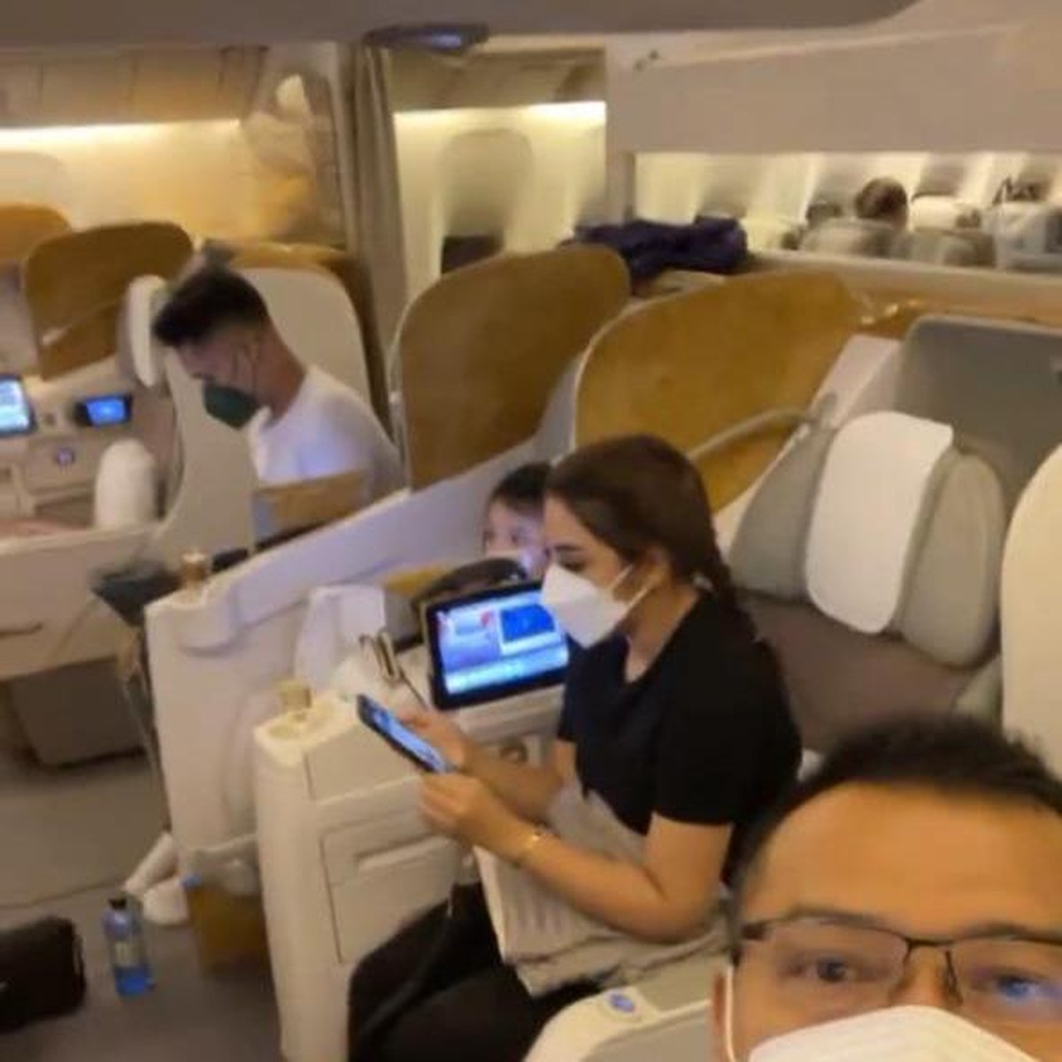 Keluarga Anang Hermansyah berangkat ke Dubai pada minggu &lpar;9&sol;5&rpar;&period; Yuk kita intip momen keberangkatan mereka&excl;