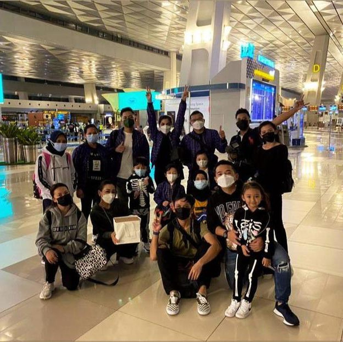 Keluarga Anang Hermansyah berangkat ke Dubai pada minggu &lpar;9&sol;5&rpar;&period; Yuk kita intip momen keberangkatan mereka&excl;