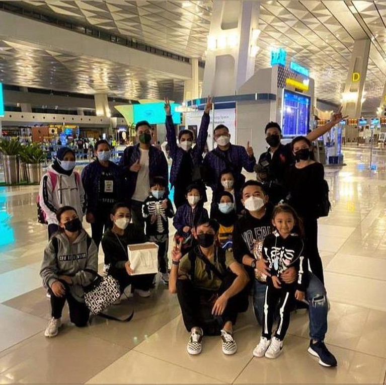 Keluarga Anang Hermansyah Berangkat Ke Dubai Keluarga Anang Hermansyah berangkat ke Dubai pada minggu (9/5). Yuk kita intip momen keberangkatan mereka!