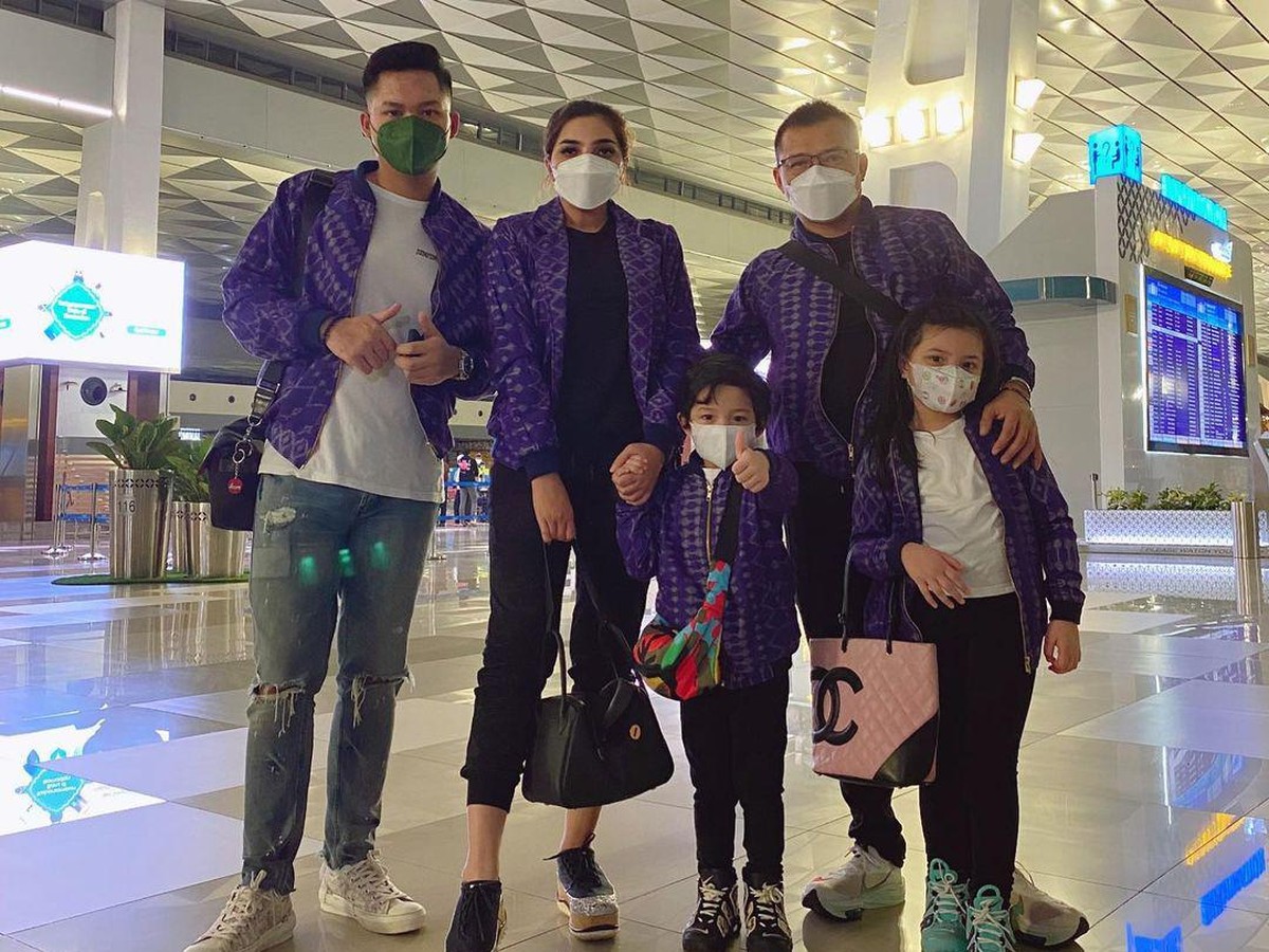 Keluarga Anang Hermansyah berangkat ke Dubai pada minggu &lpar;9&sol;5&rpar;&period; Yuk kita intip momen keberangkatan mereka&excl;